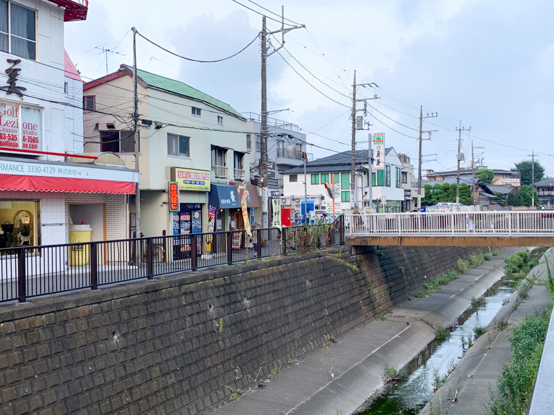 鷺ノ宮駅前に巨大なタピオカドリンクの模型が 中野つーしん